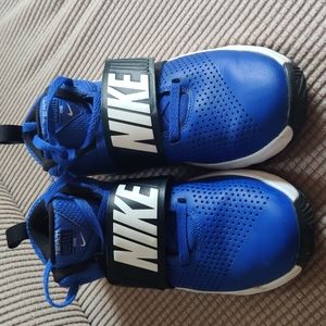 Nike Boys 5Y basketball shoes